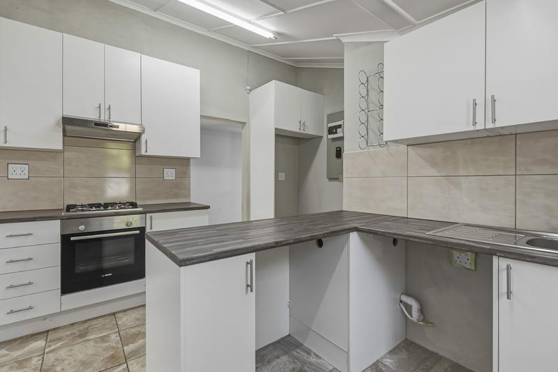 To Let 4 Bedroom Property for Rent in Lakeside Western Cape